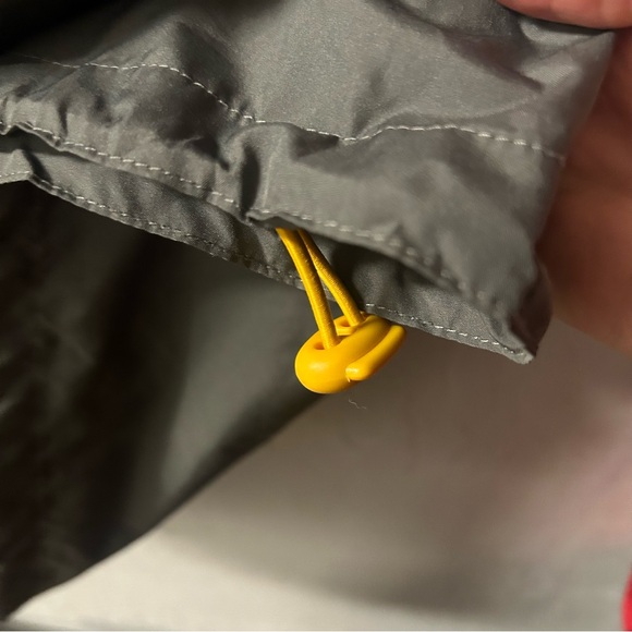 The Wizarding World of Harry Potter Gryffindor Lightweight Windbreaker - Picture 5 of 5